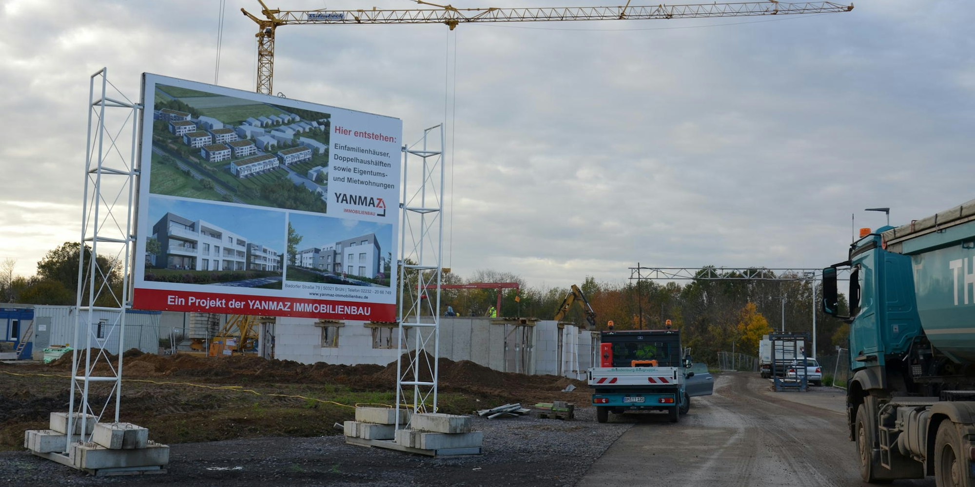 Am nordwestlichen Ortsrand von Schwadorf wird in den kommenden Jahren eifrig gebaut. Einen Großteil der Arbeiten stemmt das Brühler Unternehmen Yanmaz Immobilienbau.