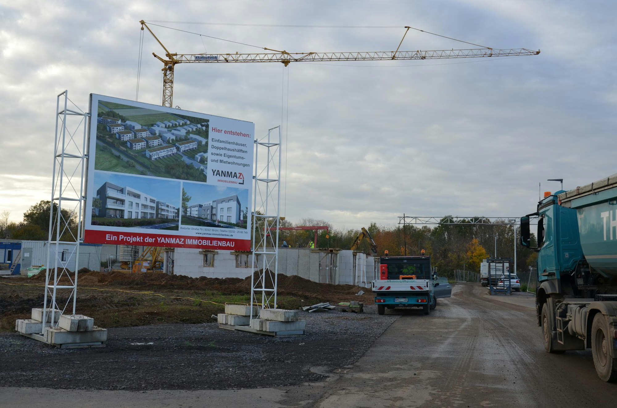 Am nordwestlichen Ortsrand von Schwadorf wird in den kommenden Jahren eifrig gebaut. Einen Großteil der Arbeiten stemmt das Brühler Unternehmen Yanmaz Immobilienbau.