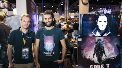 Kevin Glaap (links) und Zein Okko vor ihrem Gamescom-Stand