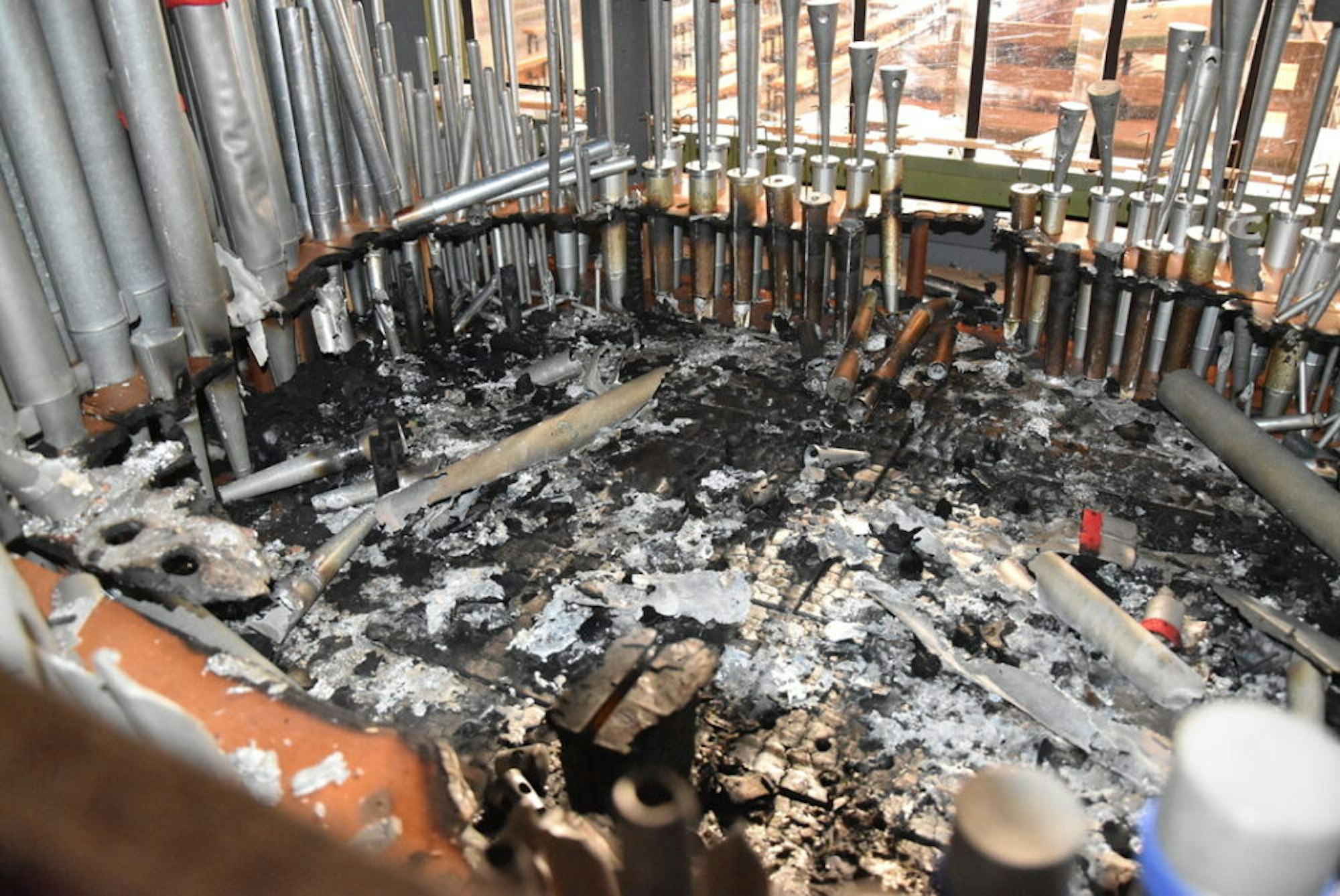 Eine Spur der Zerstörung hatte das Feuer an der Orgel in St. Franziskus hinterlassen. Orgelbauer Ralf Müller arbeitet jetzt am Wiederaufbau.
