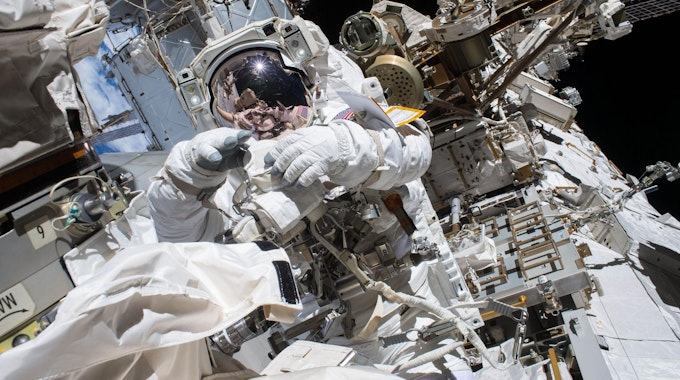 Ein Astronaut im Außeneinsatz an der ISS.