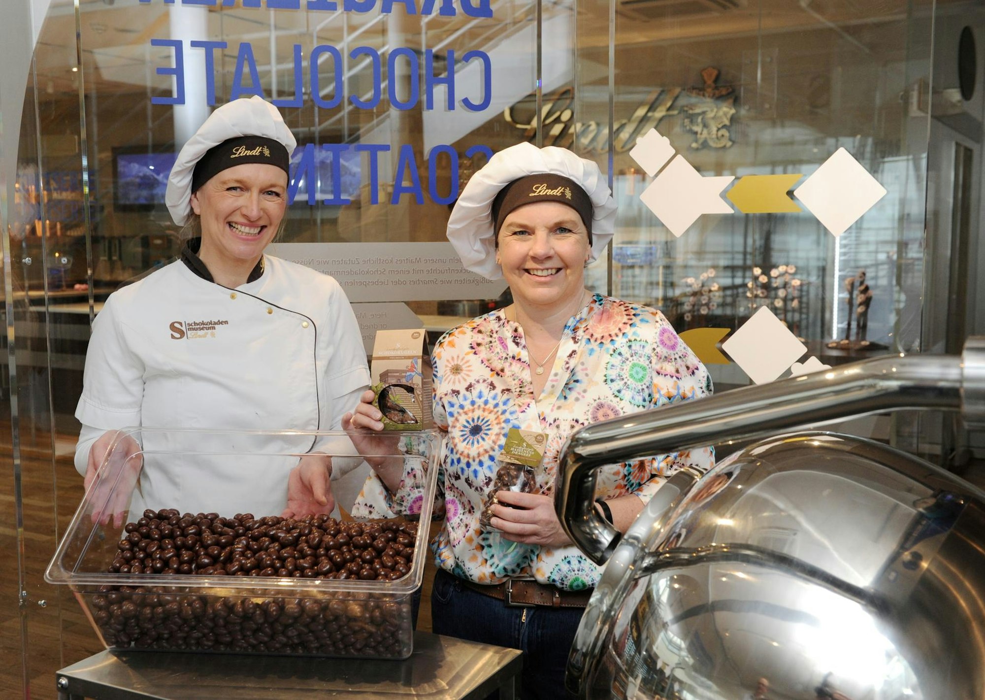 Maitre Chocolatier Alexandra Szpermalowski (l.) und Museumsleiterin Annette Imhoff präsentieren neu entwickelte Produkte.Foto: Stefan Worring
