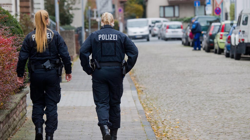 Polizistinnen in Hameln auf Straße