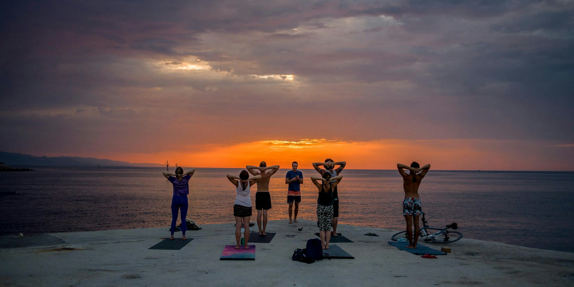 Bei Sonnenaufgang mit Yoga die Balance wiederherstellen, entspannen und die Corona-Krise vergessen.