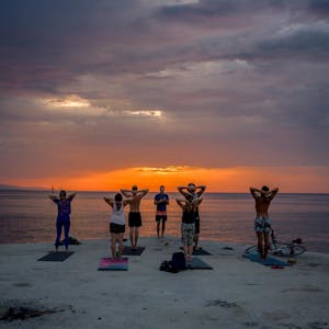 Bei Sonnenaufgang mit Yoga die Balance wiederherstellen, entspannen und die Corona-Krise vergessen.