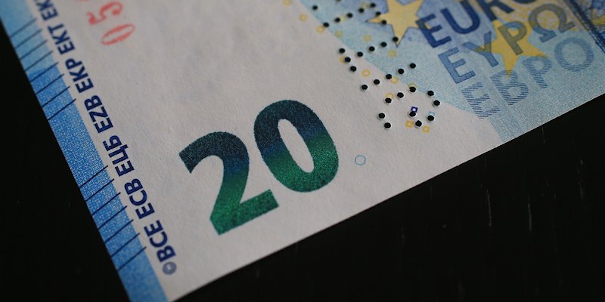 Am 25. November 2015 kommt der Nachfolger des 20-Euro-Scheins auf den Markt. Die verbesserte Variante der Banknote soll vor allem schwerer zu fälschen sein.