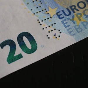 Am 25. November 2015 kommt der Nachfolger des 20-Euro-Scheins auf den Markt. Die verbesserte Variante der Banknote soll vor allem schwerer zu fälschen sein.