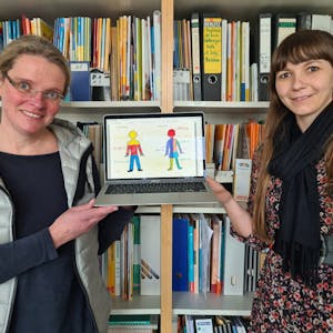 Die Lehrerinnen Jutta Schulze (l.) und Lisa John haben mit Kolleginnen Familienbriefe mit Piktogrammen entwickelt.