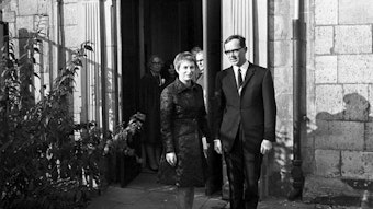 Dorothee Sölle 1969 nach der Trauung mit Fulbert Steffensky in der Antoniterkirche.