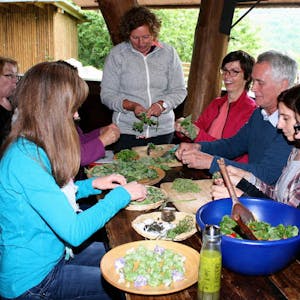 Den zuvor gesammelten Giersch und Gundermann schnibbeln, zupfen und dann eventuell kochen: die Teilnehmer am Workshop „Eifeler Wildkräuter-Genüsse“ in der Grillhütte bei Bouderath.