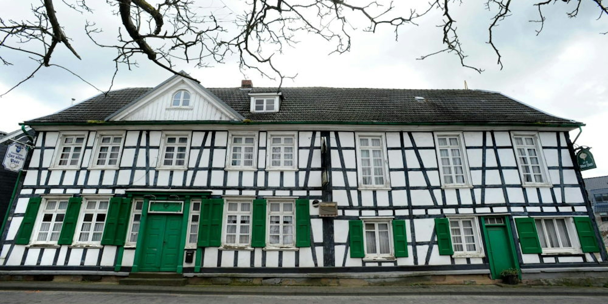 Das Fachwerk-Doppelhaus Am Markt 13/14 in Witzhelden, das frühere Gasthaus „Zur alten Post“, steht zum Verkauf.