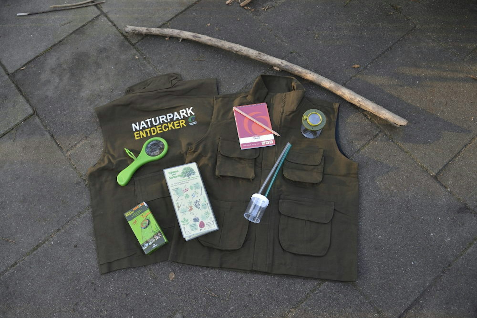 Zu jeder Naturpark-Entdeckerweste gehört eine umfangreiche Ausrüstung, die je nach Einsatz in den Taschen verstaut werden kann.