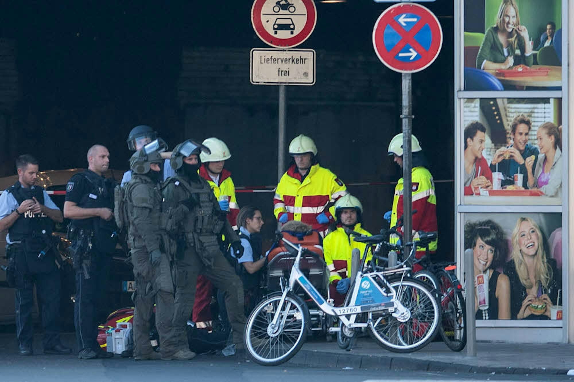 Sanitäter versorgen ein Opfer des Anschlages am Hauptbahnhof, das auf einer Trage liegt.