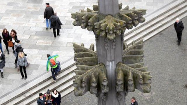 Bei Touristen beliebt, unter den Kölnern umstritten: Die Nachbildung der Kreuzblume.