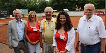 Peter Prinz, Sylvia Reinhardt, Richard Schmitt, Heike Honert und Harald Dudzus (v.l.) beim Jubiläum des TC Gleuel.