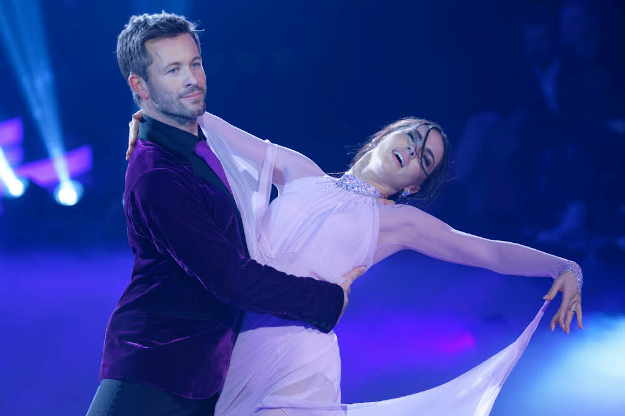 Schauspieler Jan Hartmann (l) tanzt mit Renata Lusin (r) bei der zweiten Show der 12. Staffel der RTL Tanzshow Let·s Dance.