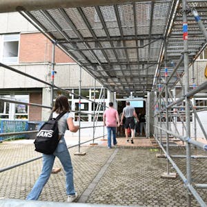 Eine Konstruktion aus Gerüstteilen sorgt nun für sicheren Zugang zum Freiherr-vom-Stein-Gymnasium.