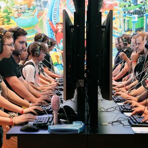 Besucher testen Spiele auf der Gamescom