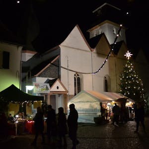 In Nümbrecht wird am Samstag ab 17 Uhr nicht nur der Weihnachtsbaum vor der evangelischen Kirche geschmückt, sondern es beginnt auch die große Weihnachtsgansverlosung mit Live-Musik. Später wird die Beleuchtung im Ortskern angeknipst.