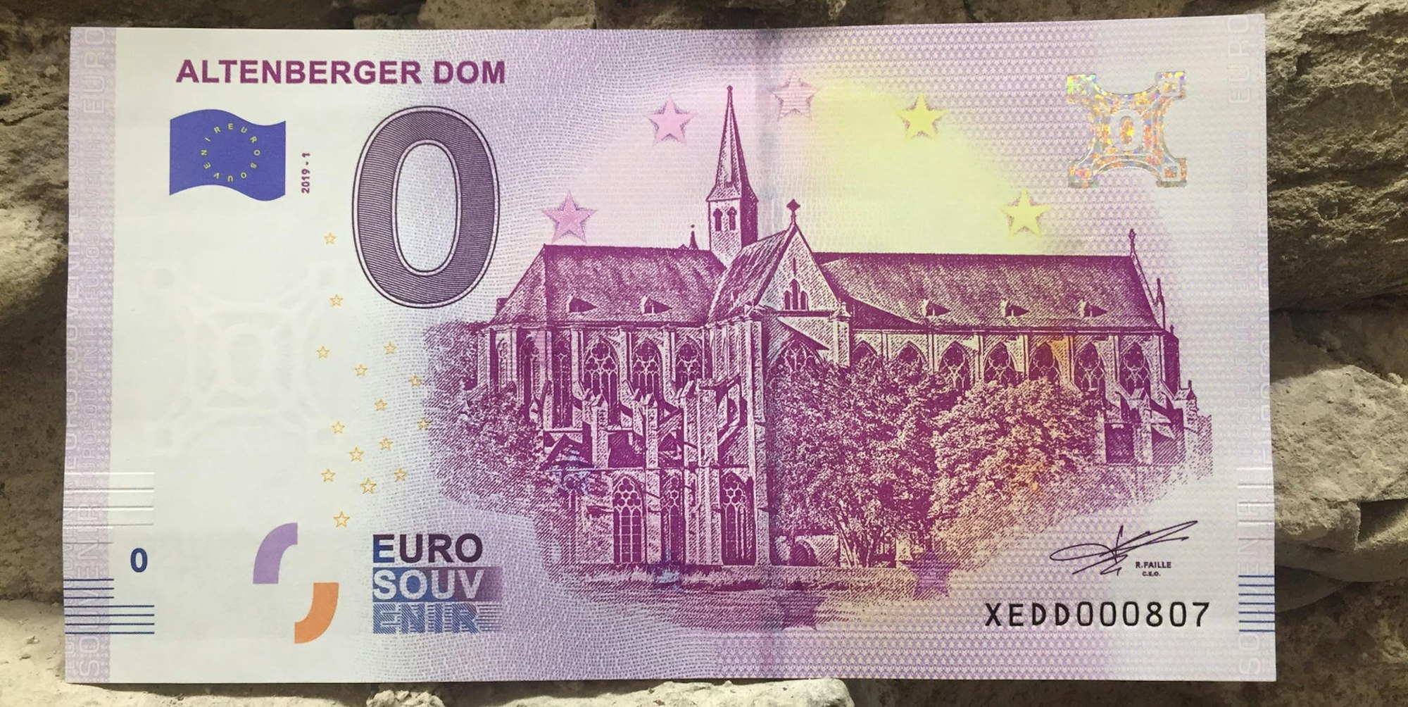 Farblich erinnert der Schein mit dem Altenberger Dom an den 500 Euro Geldschein.