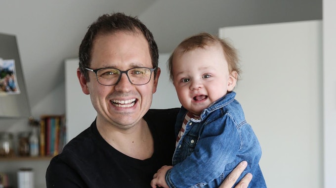 Simon Hölzemann mit seinem Sohn Matti