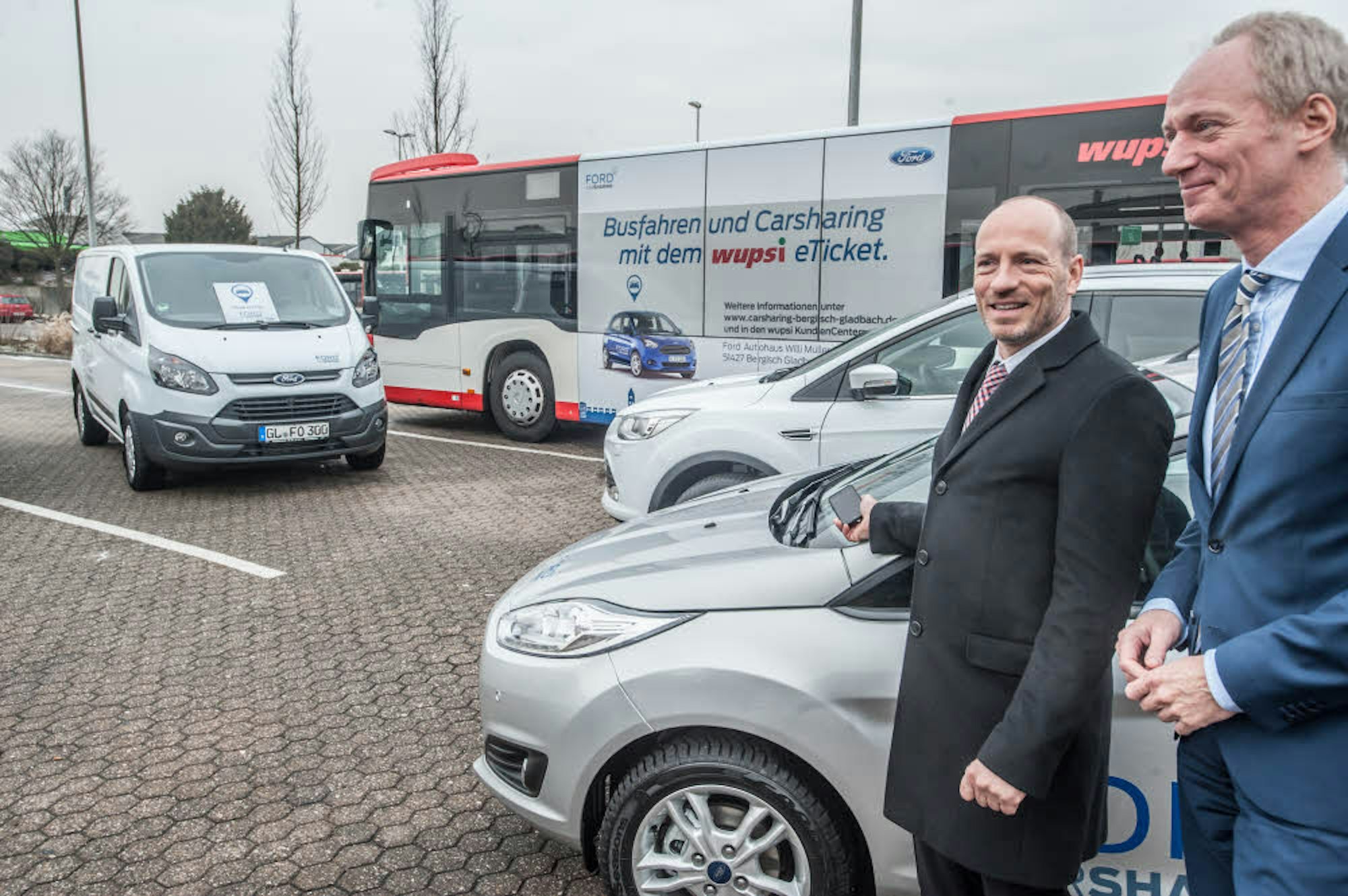 Leihfahrräder (l.) bietet die Wupsi in Leverkusen an, Car-Sharing (M.) – gemeinsam mit Ford – auch in bereits in Gladbach. In Zukunft könnte es auch autonom fahrende Busse (r.) geben, die per App etwa für den Weg zum Bahnhof geordert werden können.