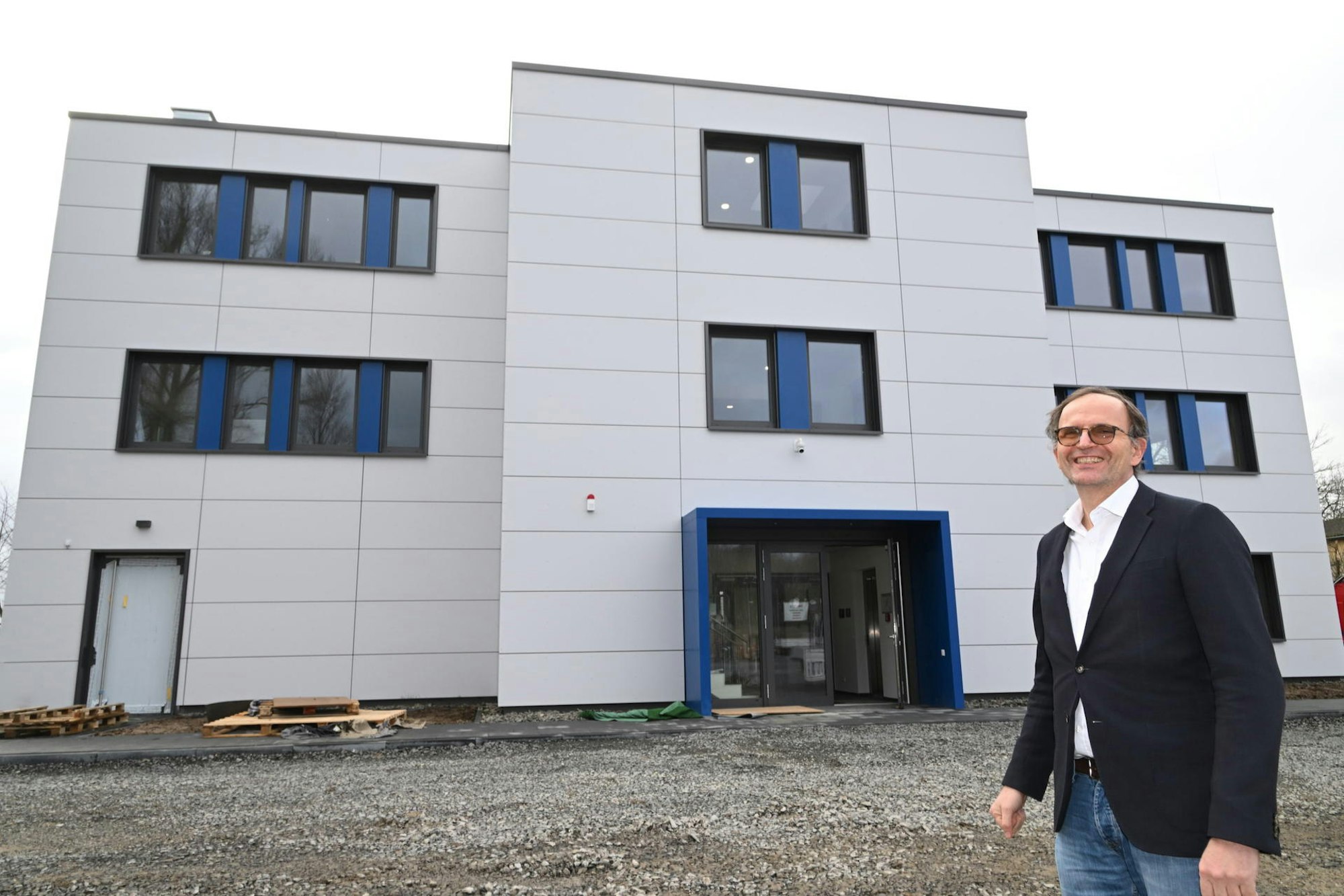 Geschäftsführer Rudolf Ganz stellt den Neubau für die Entwicklungsabteilung der Deuta Werke vor.