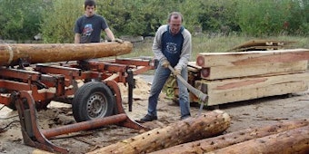 In der Schreinerei von Wilfried Nissing (l.) wird ausschließlich Holz aus dem Kölner Wald verarbeitet. (Bild: Eickler)