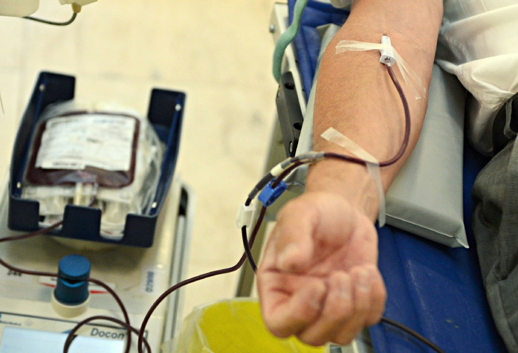 Ein halber Liter Blut wird bei einer Blutspende entnommen.