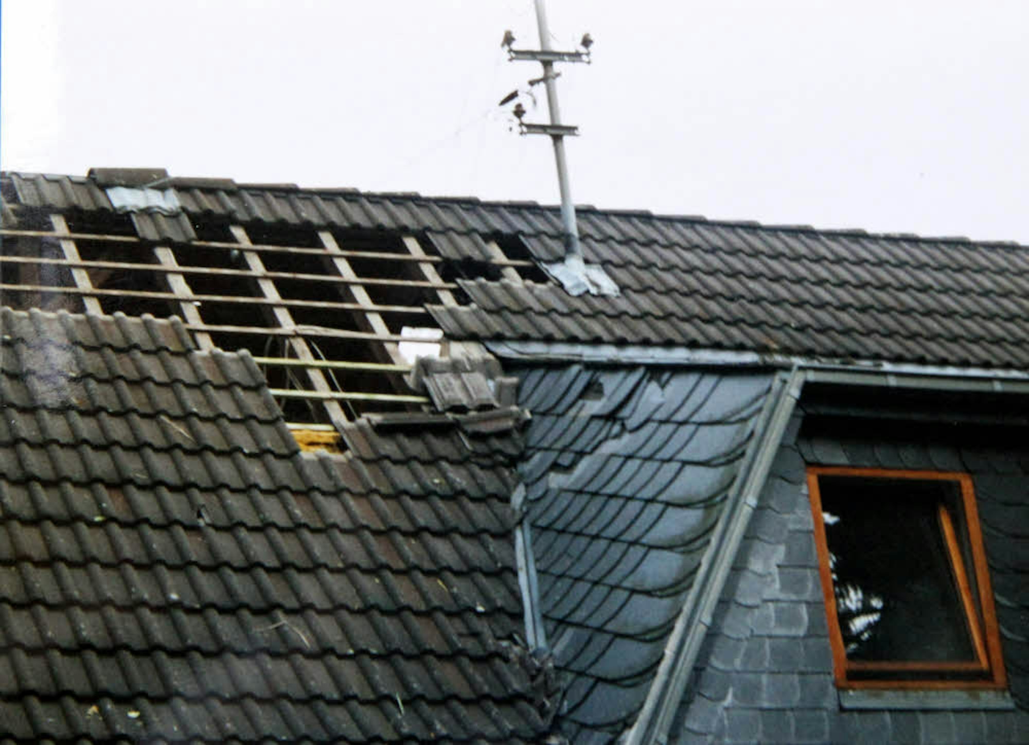 Das ramponierte Dach der Aldas: An mehreren Stellen hatte der Wirbelsturm Dachpfannen herausgerissen.