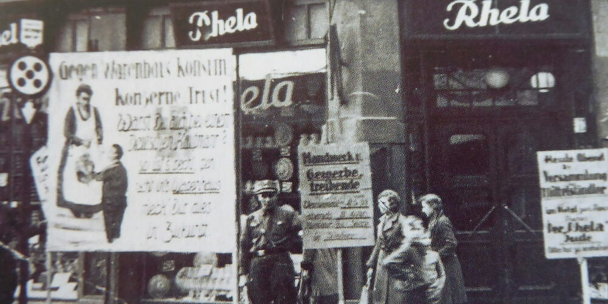 Das Foto entstand im Jahr 1933. Bereits in diesem Jahr standen SA-Leute mit Hetzplakaten vor dem jüdischen Kaufhaus Rhela an der Siegburger Bahnhofstraße.