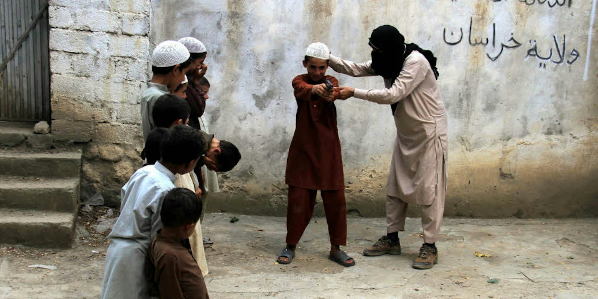 Schon Kindern wird im Islamischen Staat beigebracht, mit Waffen umzugehen.