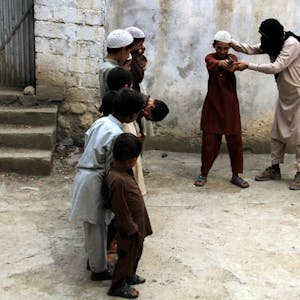 Schon Kindern wird im Islamischen Staat beigebracht, mit Waffen umzugehen.