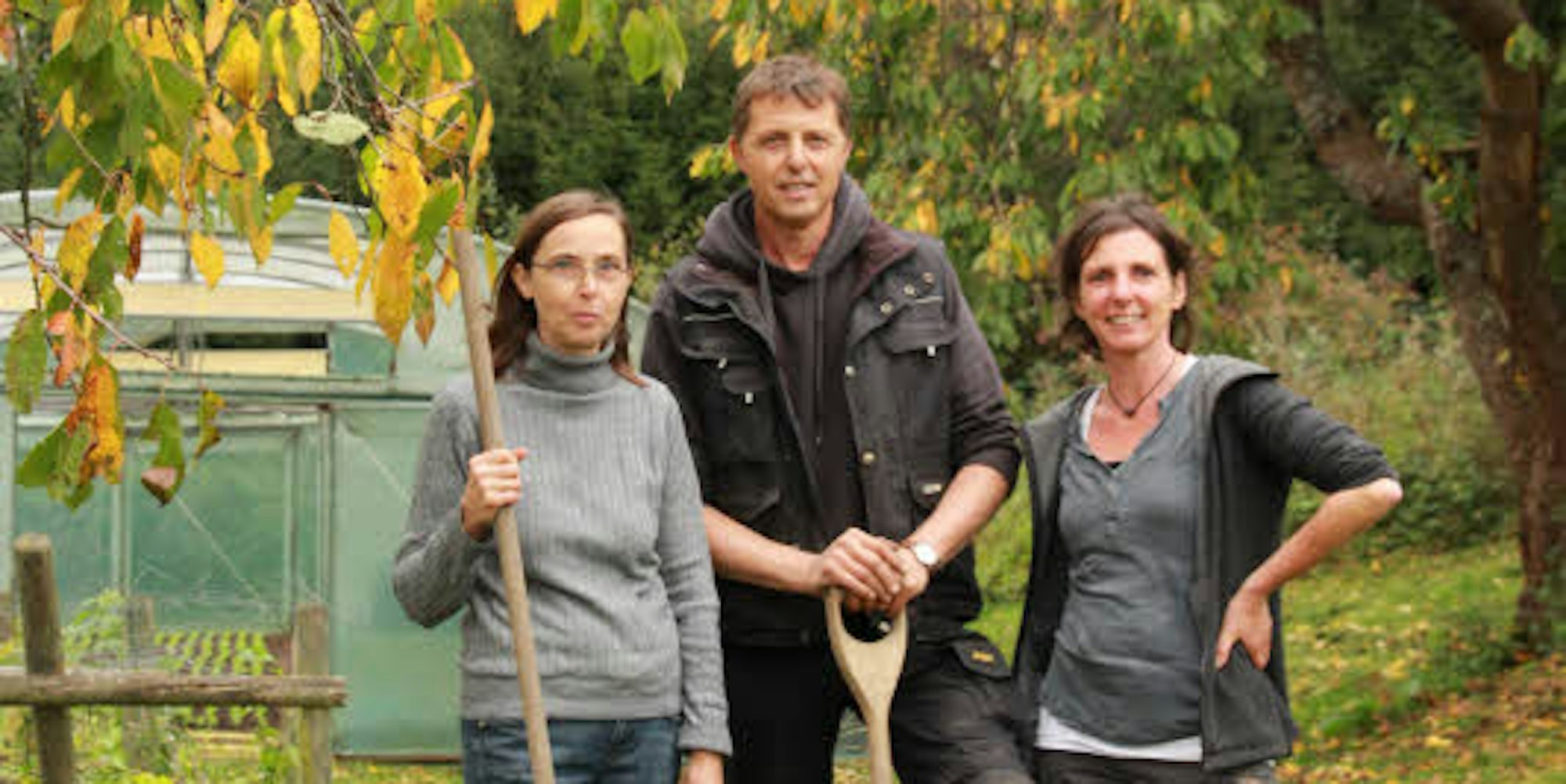 Susanne, Tillmann und Rita Hüsgen (v.l.) bewirtschaften den Hof in Süchterscheid mit Laden, Gärtnerei und Abokisten.