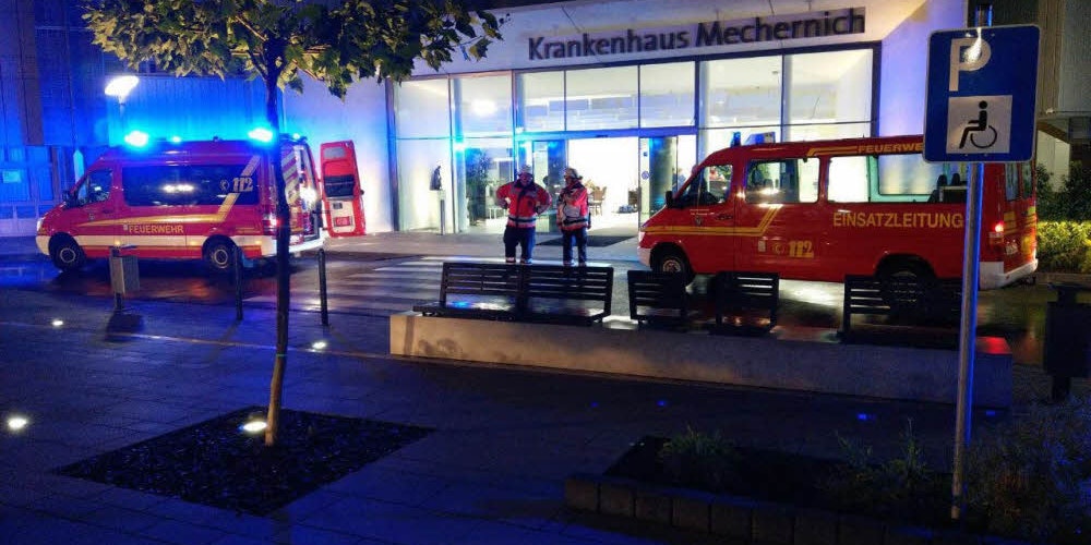 Nächtlicher Großeinsatz in Mechernich: In einem Patientenzimmer brach ein Brand aus, fünf Personen wurden verletzt.