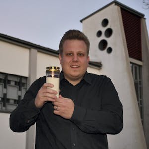 Auf der Wiese vor der Martin-Luther-Kirche in Hürth-Gleuel wird Pfarrer Jan Ehlert für jeden Verstorbenen aus der Gemeinde in diesem Jahr ein Licht entzünden.