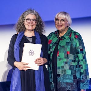 Zoom-Vorstandsmitglied Monika Bremen (l.) und Kulturstaatsministerin Claudia Roth bei der Preisübergabe.