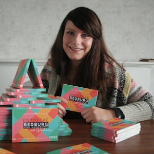 Elena Keßler hat das Gutscheinbuch für Bedburg neu aufgelegt.