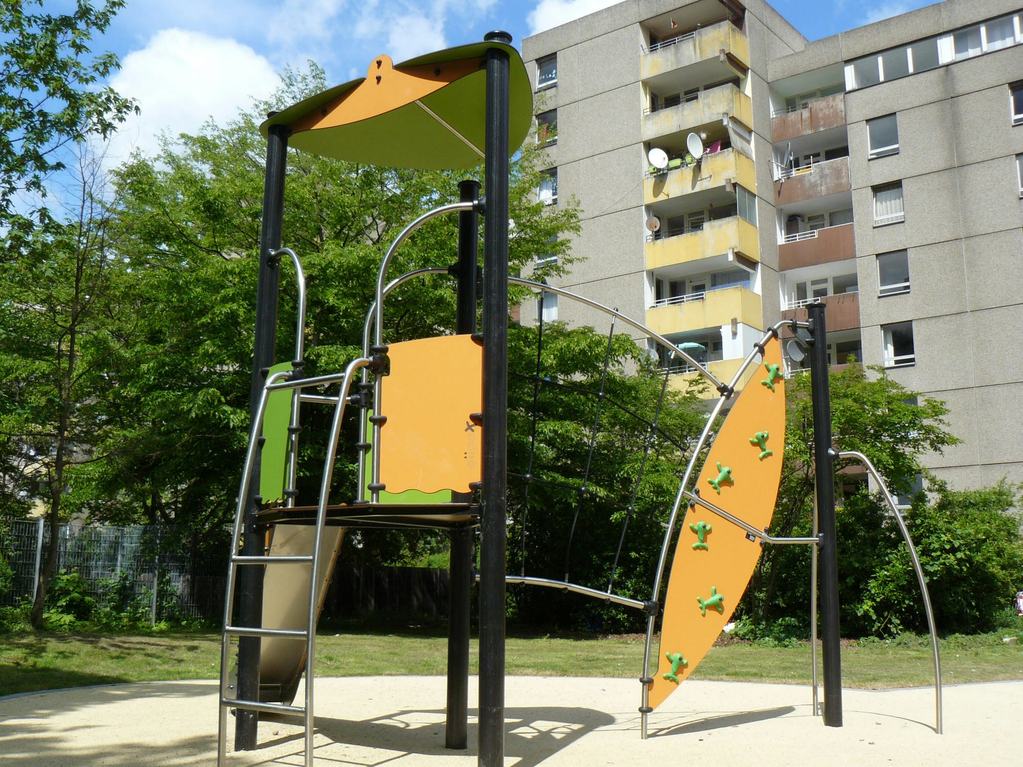Noureddine Bouchafra und Söhnchen Yusuf-Semi testen die Partnerschaukel (Bild l.) auf dem neuen Spielplatz Osloer Straße (r.).