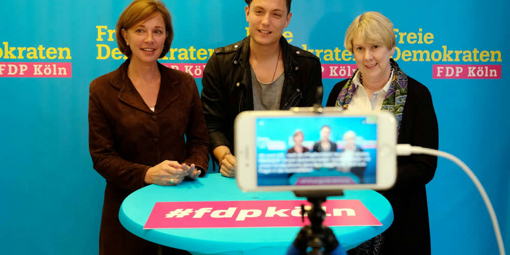 Kandidatinnen Yvonne Gebauer (l.) und Katja Hoyer mit Moderator Daniel Goihl im „digitalen Wahlstand“