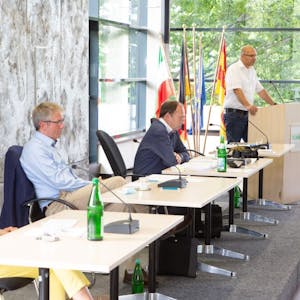 Diskussion im Ratssaal: Petra Heller, Christoph Becker, Moderator Harald Stadler und Björn Reile (von links).