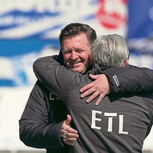 Viktoria-Trainer Olaf Janßen (vorn) begrüßt Magdeburgs Coach Christian Titz, der einst auch in Höhenberg tätig war.