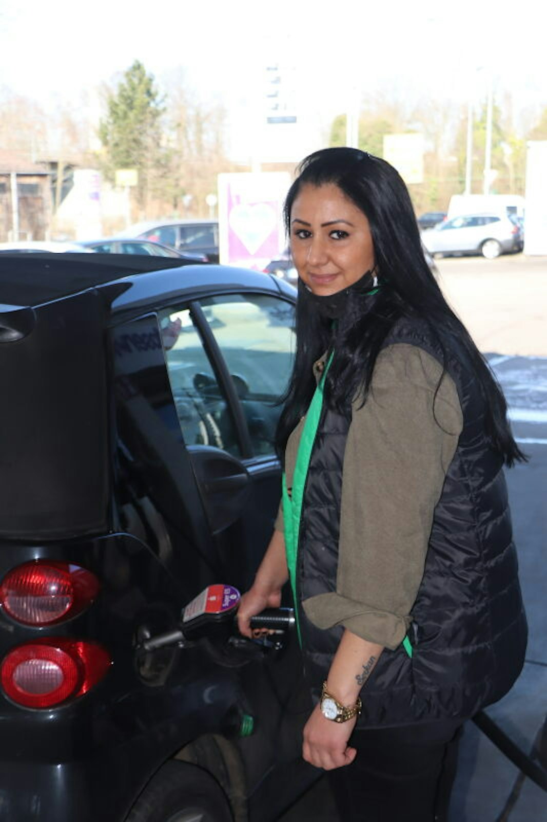 Fast 2,03 Euro kostete am Montag ein Liter Diesel. Tankstellenbetreiberin Bahar Bilgia sprach von einem neuen Rekord: „Das hatten wir noch nie.“