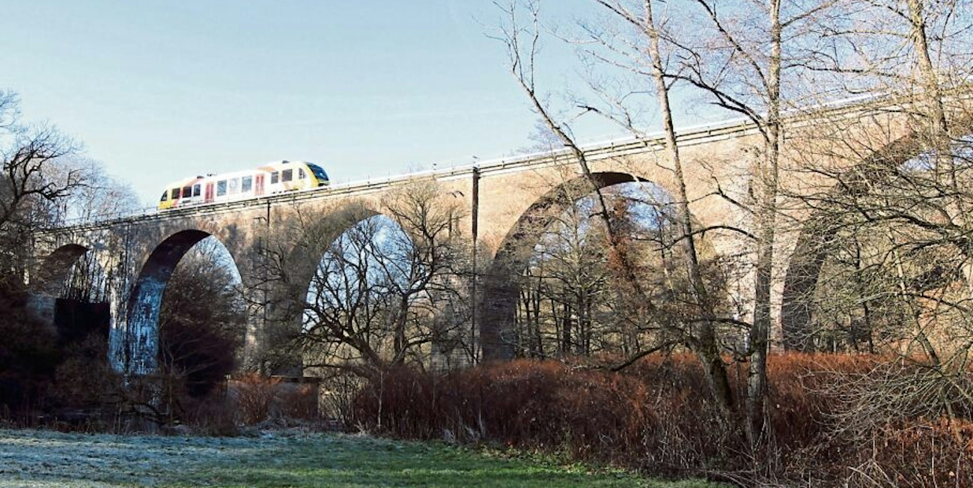 Die Eisenbahnbrücke über die Sieg zwischen Niederhausen und Au ist stark beschädigt und muss umfassend saniert werden.
