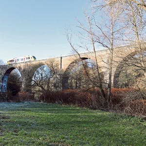 Die Eisenbahnbrücke über die Sieg zwischen Niederhausen und Au ist stark beschädigt und muss umfassend saniert werden.