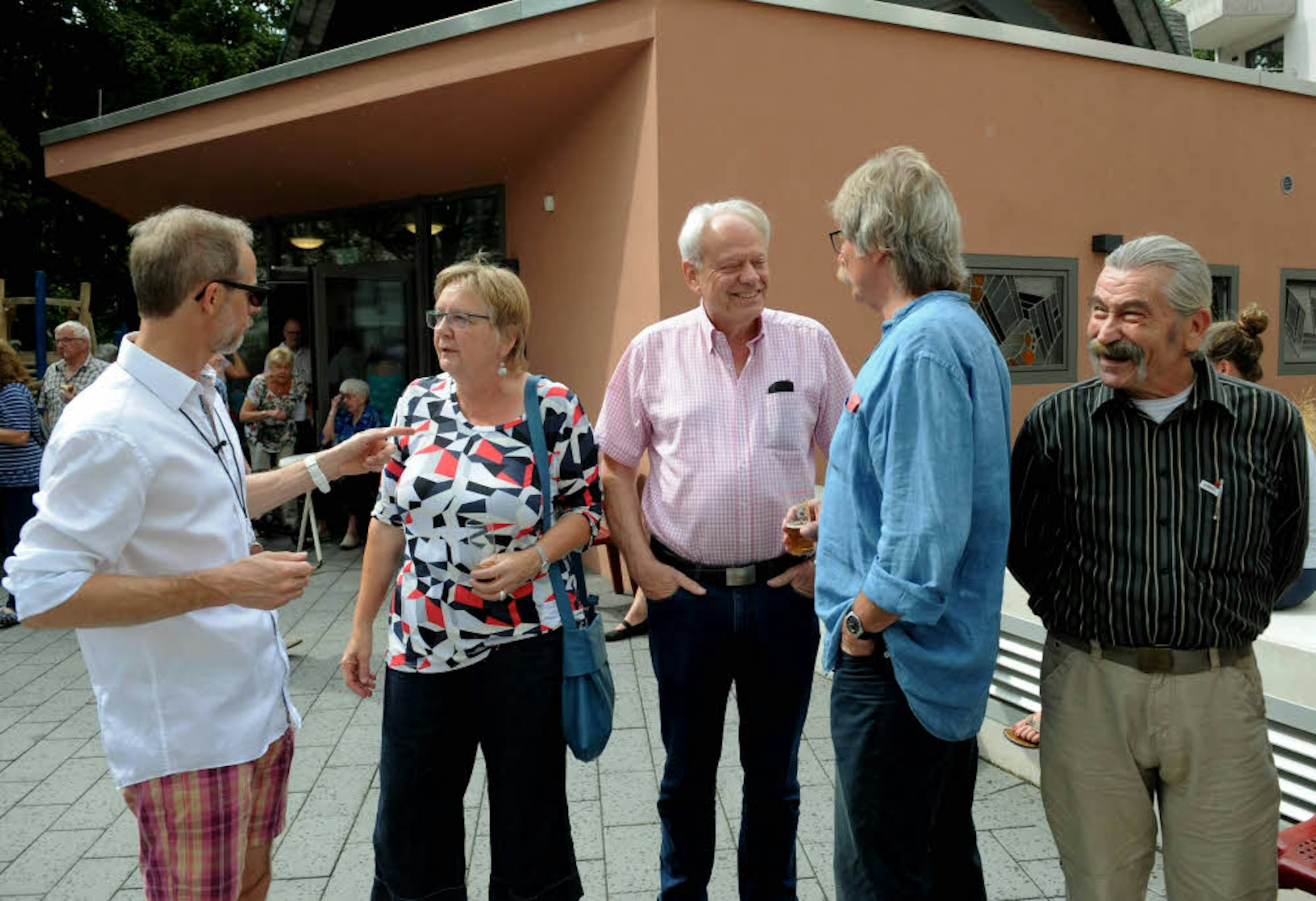 Bezirksbürgermeister Norbert Fuchs im Gespräch mit interessierten Anwohnern.