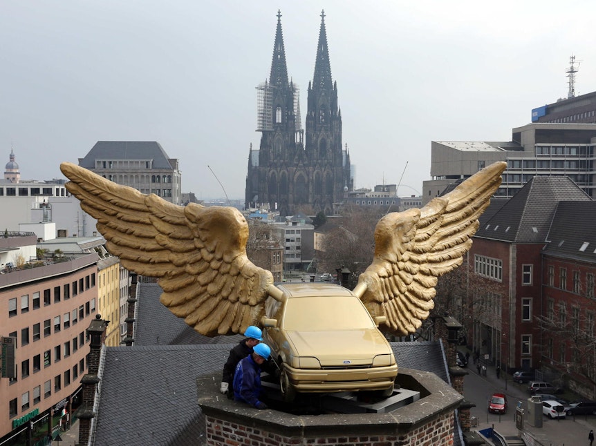 Das Flügelauto von HA Schult wird in Köln von Ford-Azubis gereinigt.
