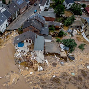 Überflutete Häuser in Erftstadt-Blessem