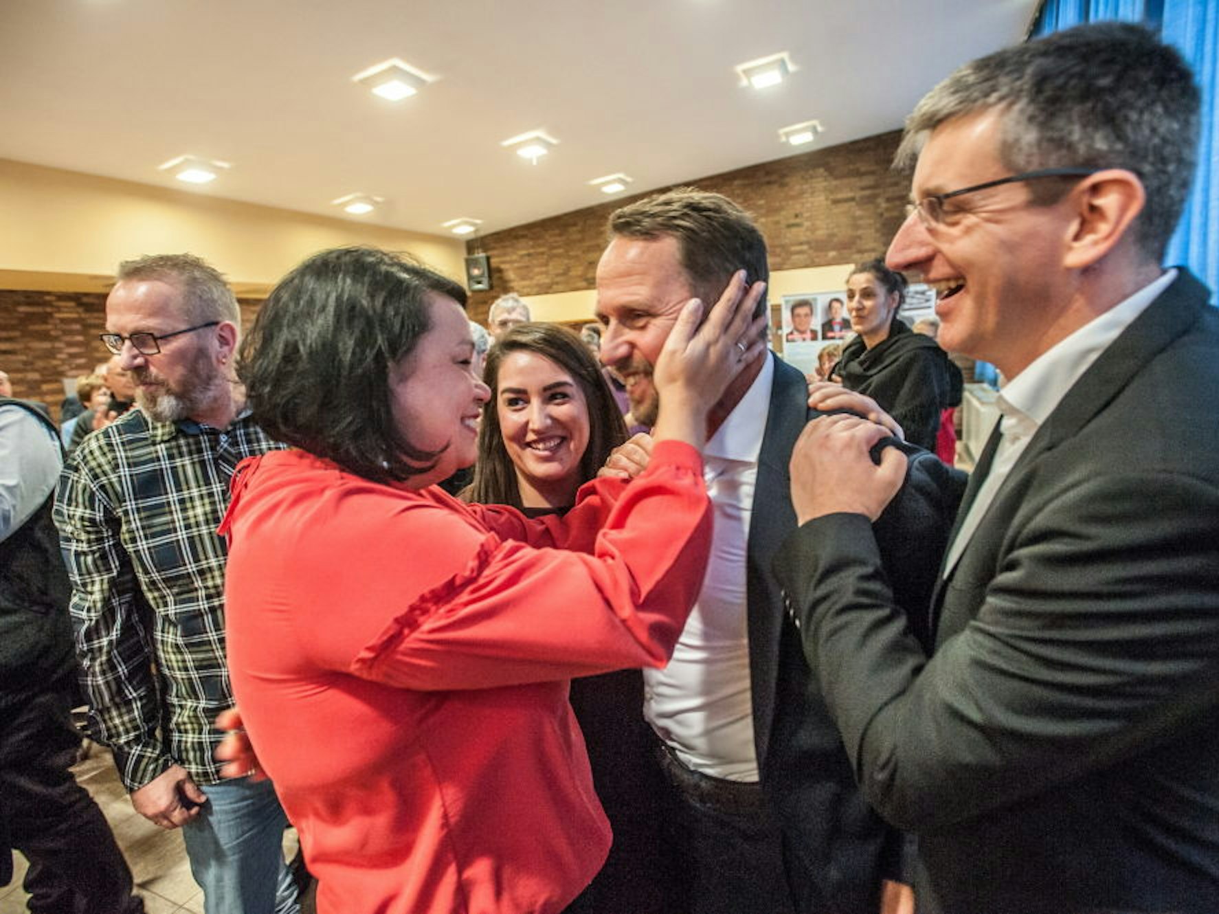 Zu den ersten Gratulanten gehören Leute, die in der Partei unter Druck stehen: Milanie Hengst, die demontierte Parteichefin Aylin Dogan und Dirk Loeb mit dem erneut gekürten OB-Kandidaten.