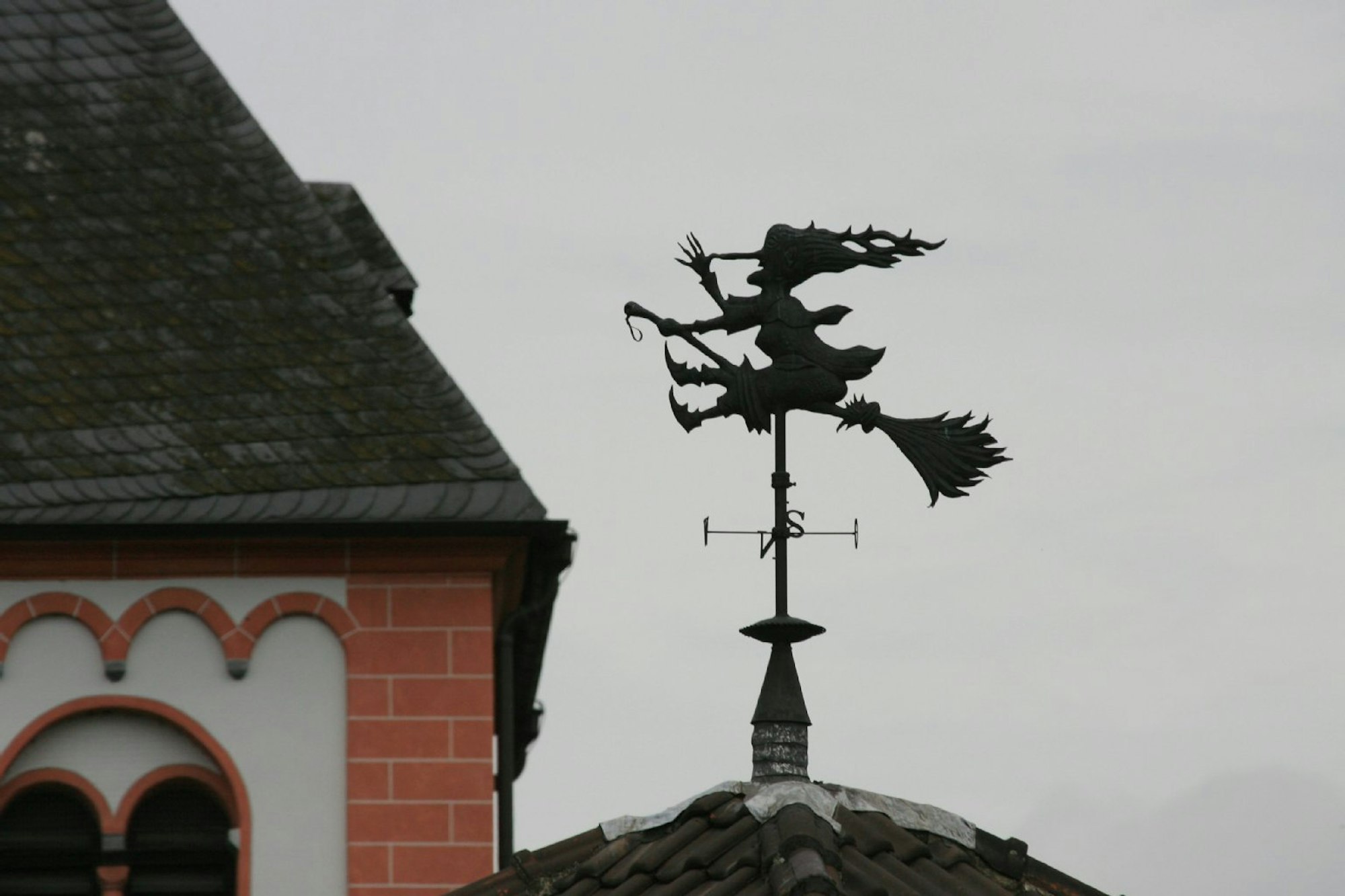 Eine Hexe auf dem Rathaus in Odenthal: Auch die Hexenverfolgung wird im Rheinland thematisiert.
